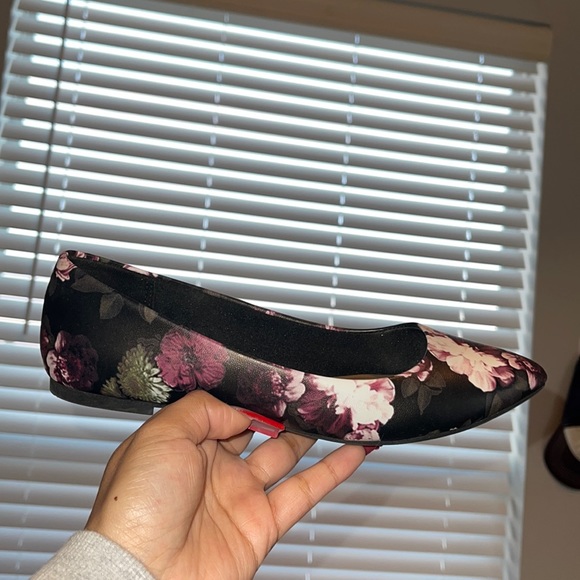 Size 7 - Picture 1 of 2